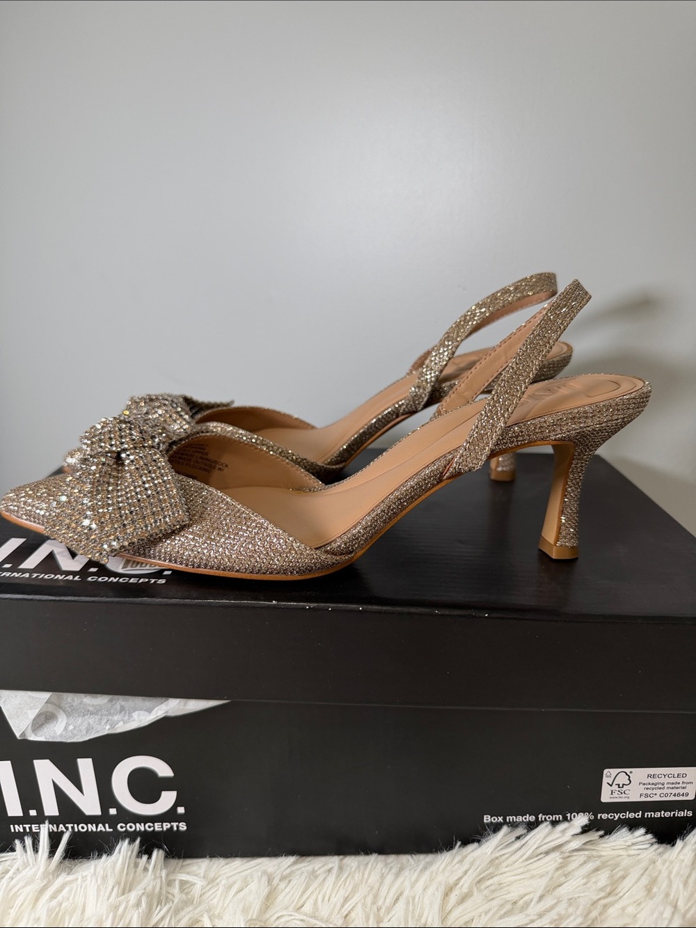 Women's Gevira Pointed-Toe Slingback Pumps - Picture 7 of 8